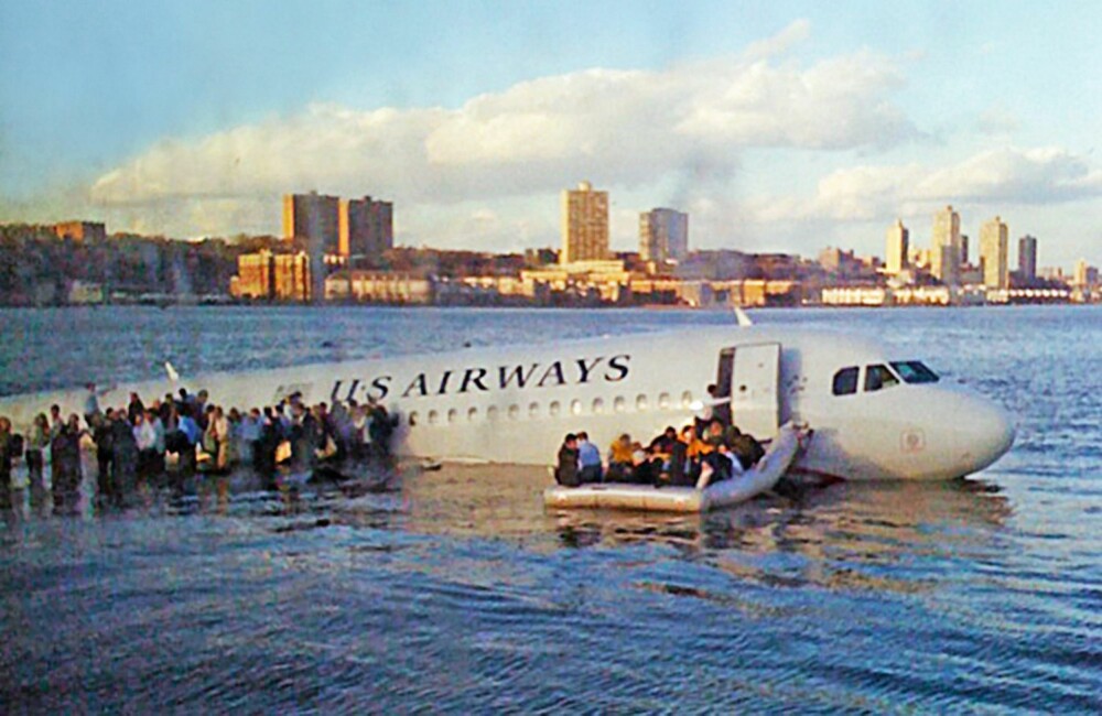 En av de mest kjente hendelsene er nødlandingen på Hudson River da en Airbus fikk motorstopp etter å ha kollidert med en flokk gjess. Legg merke til at businessklassepassasjerene slapp å bli våte på beina.