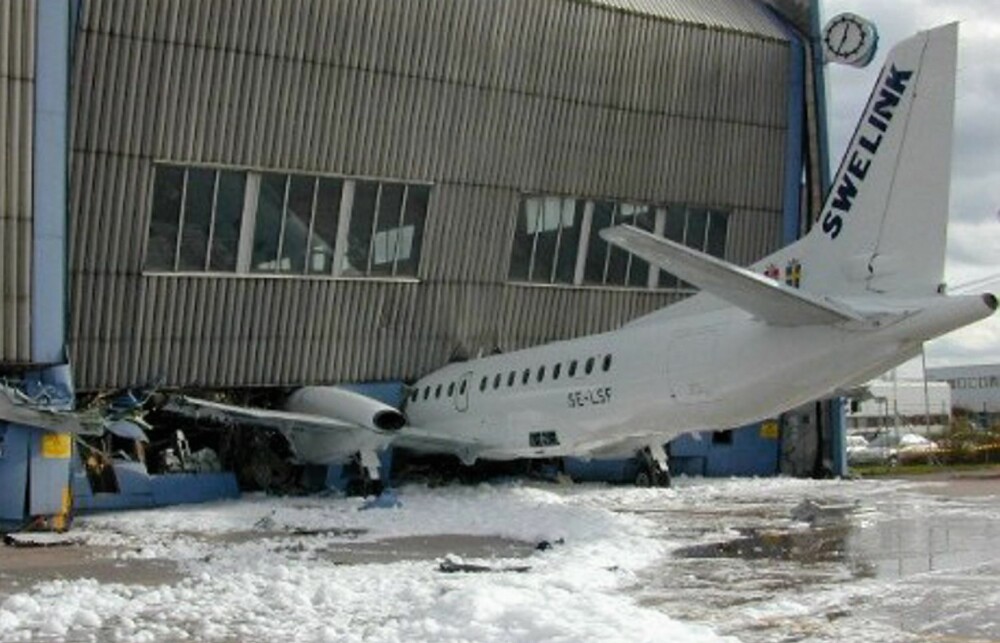 Hangardøren viste seg å være stengt da to mekanikere på Arlanda var ute og takset i 1999.