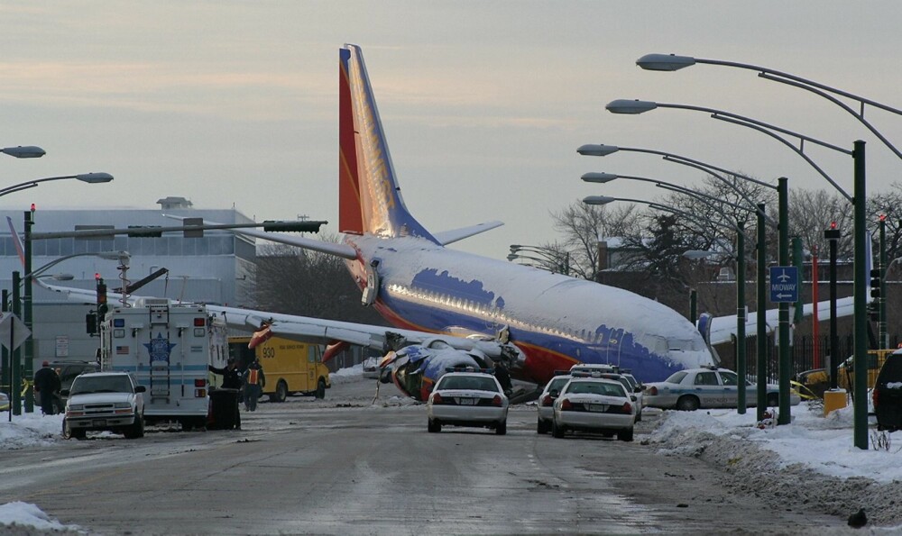Fem år etter bensinstasjonsulykken i California, klarte heller ikke dette Southwest-flyet å stanse under landing på Chicago-Midway i 2005. Denne gangen gikk det dessverre med menneskeliv. En bilpassasjer omkom da flyet kolliderte med flere biler i et veikryss.