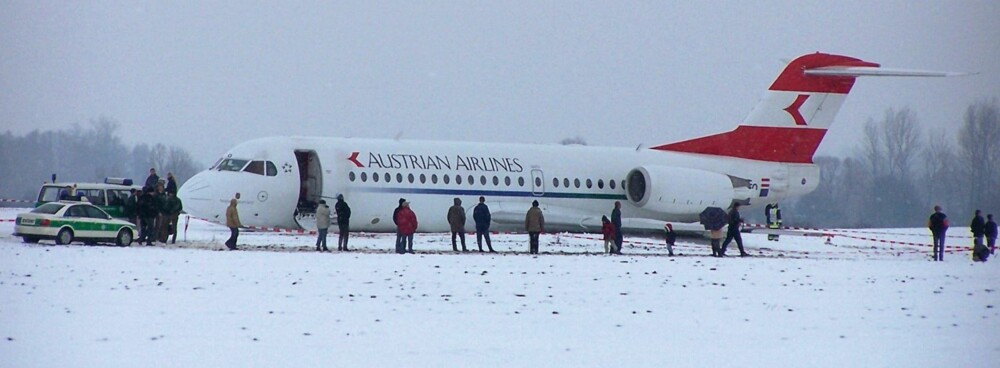 De 32 ombordværende kunne spasere uskadd ut av denne Fokker 70-maskinen da det nødlandet på et jorde fire kilometer fra flyplassen i München i 2004. Årsaken til motorstoppen var isdannelse i jetmotorene.