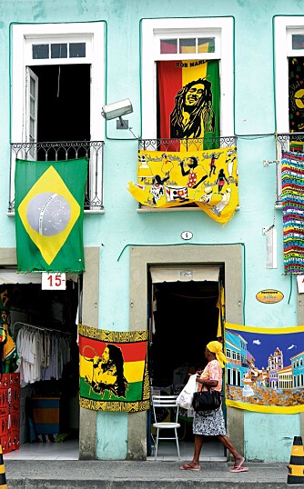 Salvador er de store kontrasters by, både når det gjelder farger og de store forskjellene på fattig og rik.