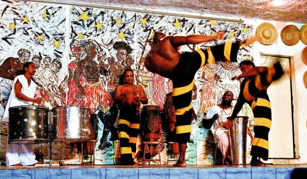 Høye spark og grasiøse bevegelser er viktige elementer i capoeira.