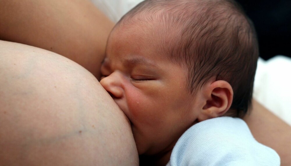 Et nyfødt barn ønsker gjerne å die til alle døgnets tider. Noen babyer henger flere timer i brystet av gangen, og ammingen kan da oppleves svært krevende.