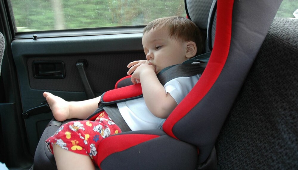 Når man skal reise langt med et lite barn i bilen, bør det legges inn mange stopp underveis. Beregn å bruke 1/3 lenger tid enn normalt på strekningen. Det er også lurt å legge kjøretiden til den tiden på dagen når barnet vanligvis sover. Hvis det er svært varmt, kan dere vurdere å kjøre sent om kvelden eller om natten.