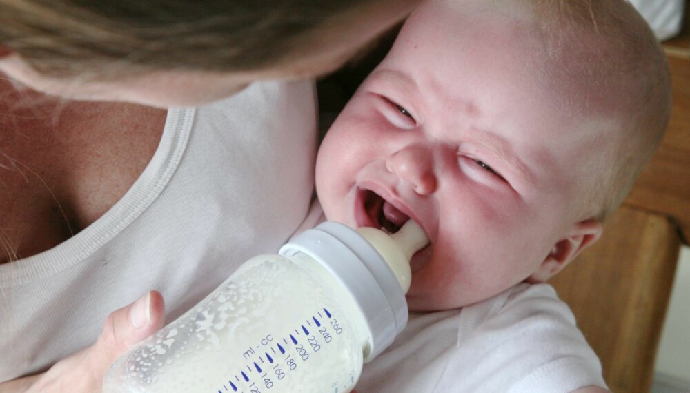 Babyen min vil ikke sove eller ta flaske andre steder enn i sengen. Hva skal jeg gjøre? Babyen min vil ikke sove eller ta flaske andre steder enn i sengen. Hva skal jeg gjøre?