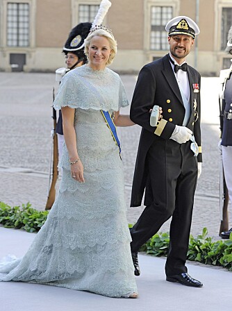 Mette-Marit har fått kritikk for sin kjole under bryllupet i Sverige.