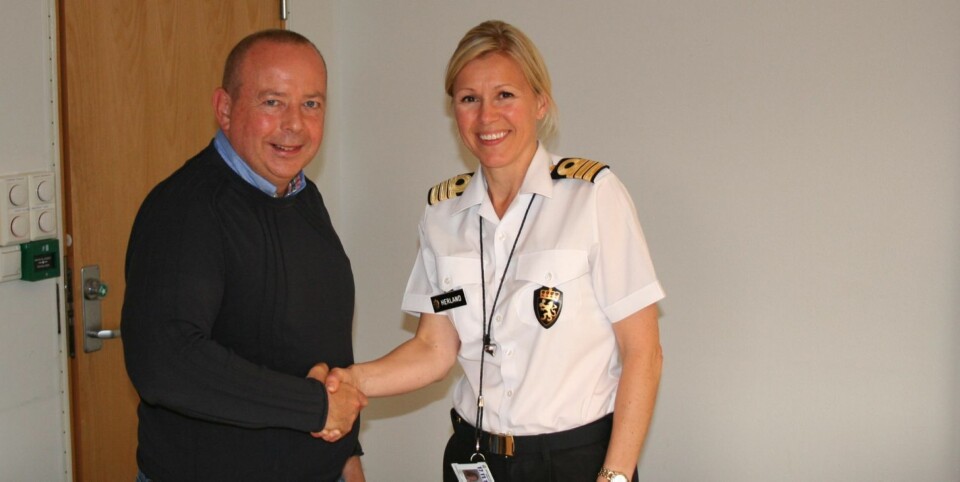 FORNØYDE: Daglig leder Henrik J. Askvik, sammen med orlogskaptein Torill Herland, er godt fornøyede med den nye avtalen.