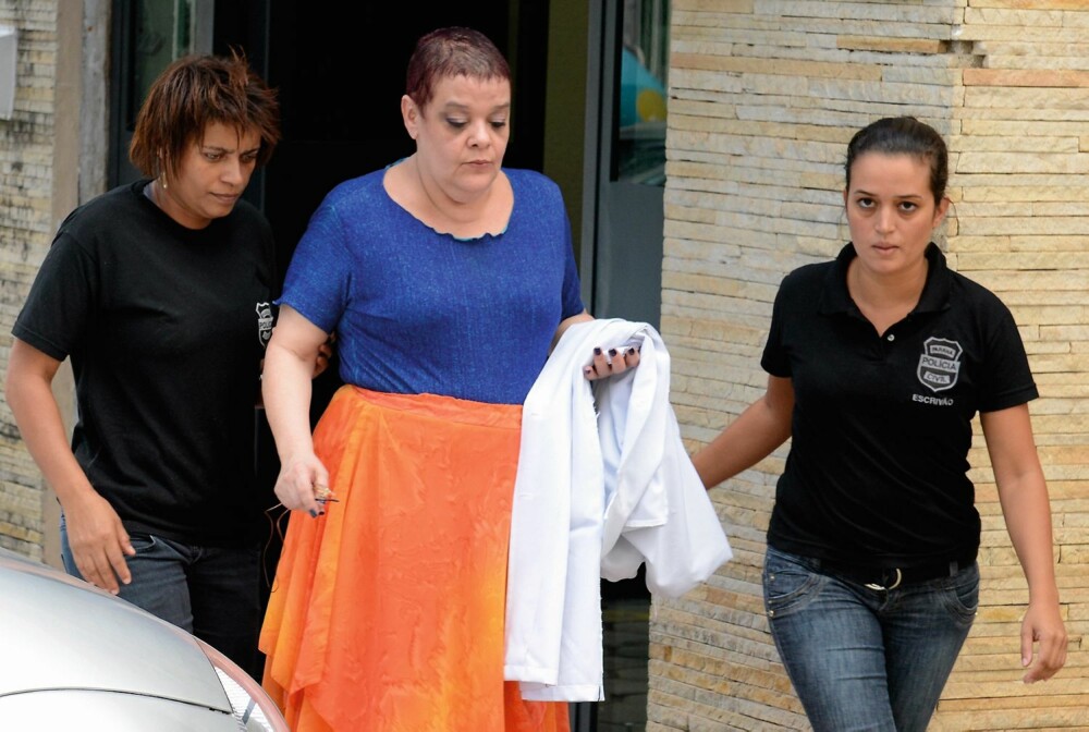 I februar rasket de Souza med seg legefrakken da hun ble hentet av kvinnelige politibetjenter.