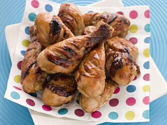 KYLLING: Tilbered kyllinglår med peanøttsaus - en vinner hos de aller fleste barna!