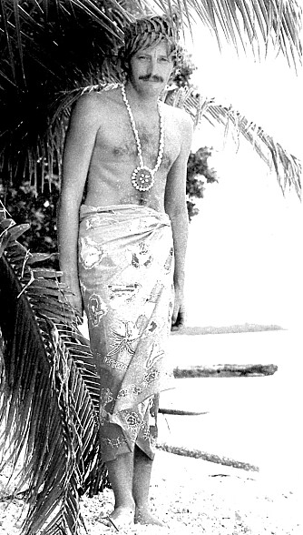 Forfatteren av «Coco Loco», Terje Dahl forskriftsmessig antrukket i lavalava, øyboerne i Stillehavets karakteristiske klesdrakt.