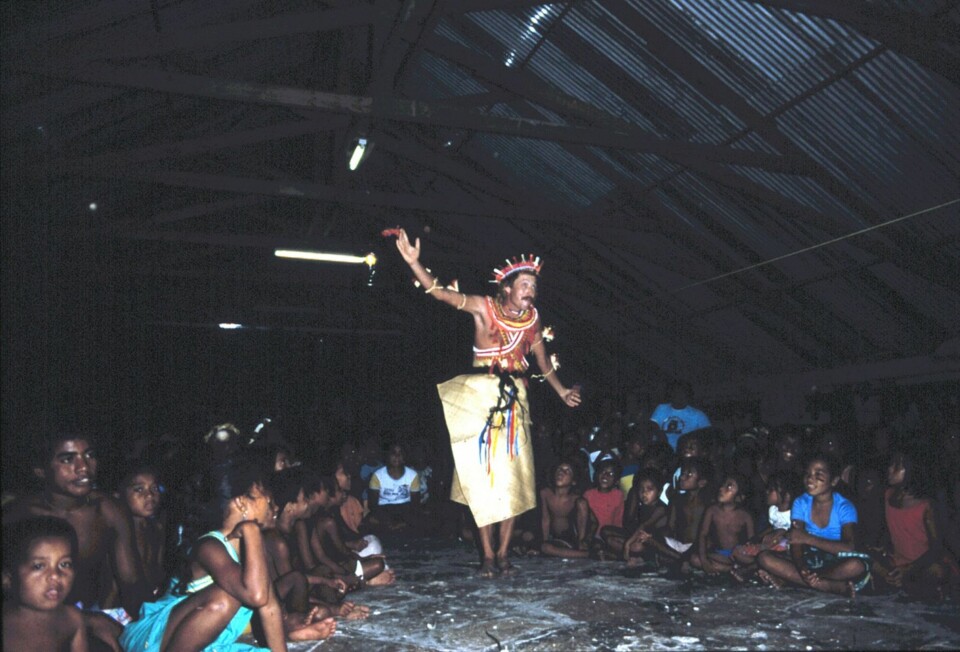 Før Terje seiler fra øya Kiribati, danser han solo for 700 elleville innfødte. «Folk brølte av latter,» minnes han i boken.