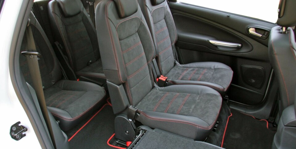 BLANT KONGENE: Flerbruksbilen Ford S-Max har bra med bakseteplass. FOTO: Petter Handeland