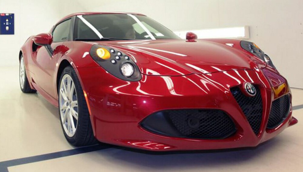LETT: Alfa Romeo 4C skal ikke veie mer enn 895 kilo. Dermed tyder forholdet mellom vekt og ytelser at dette blir en bil som vil by konkurrentene på en tøff utfordring. FOTO: Produsent