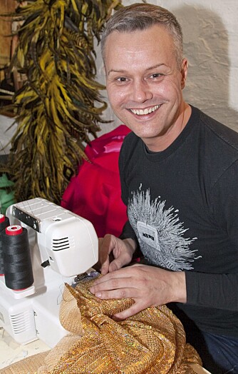 DESIGNER: Jonny Nymoen lager kostymene til Great Garlic Girls. (Foto: Morten Bendiksen)