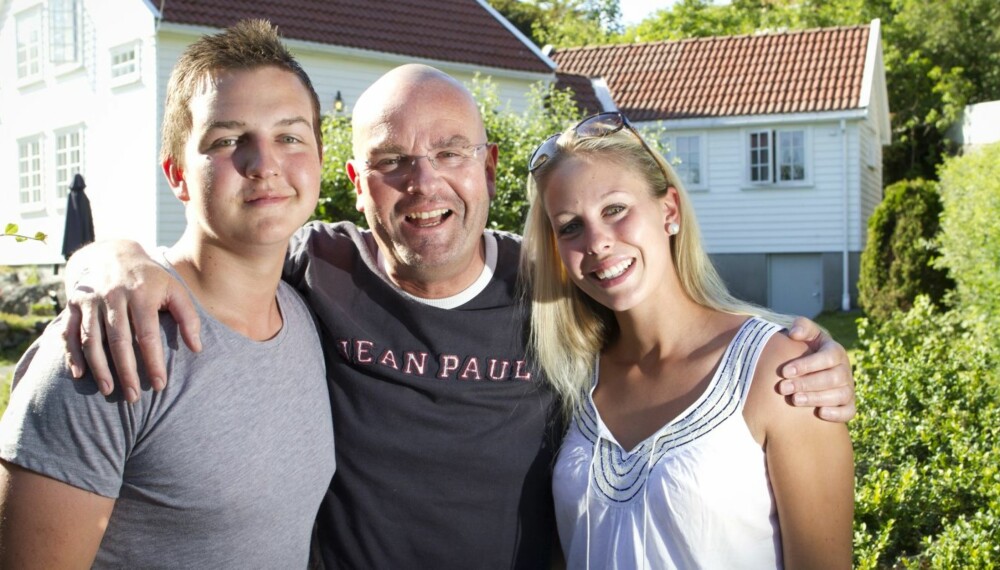 FAMILIELYKKE: Einar Gelius og sønnen Jacob gleder seg over at familien har fått et nytt medlem etter at datteren Inger Marthe har blitt mor.