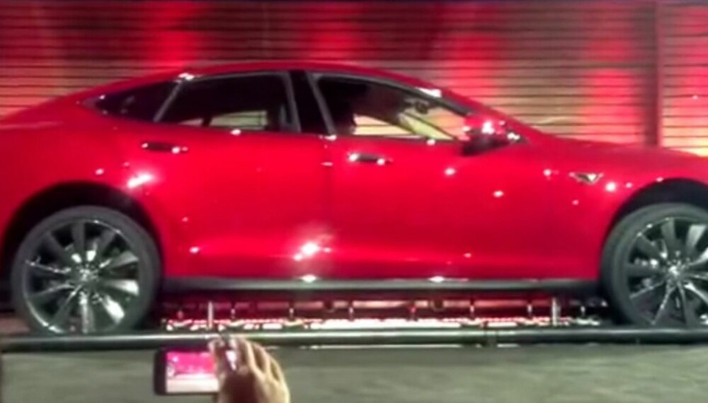 BATTERIBYTTE: Nylig demonstrerte Tesla hvordan batteripakken på Model S kan byttes på 90 sekunder. Man kan kanskje være fristet til å stemme i Public Enemys ""Don't believe the hype"", men batteribyttet ser ut til å gå på skinner. FOTO: Youtube