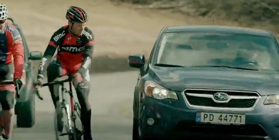 AVSTAND: Syklistenes Landsforening (SLF) krever at trafikkreglene endres for å bedre syklistene sikkerhet langs veien. Foreningen mener at et minimumskrav på 1,5 meter til trygg forbikjøring av syklister må inn i trafikkreglene. (Bildet er fra kampanjen Del veien). FOTO: Statens vegvesen