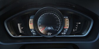 HUMØR: I V40 CC kan du få digitalt dashbord med analog visning. Dessuten velge mellom ulike tema avhengig av humør og kjørestil. FOTO: Terje Bjørnsen