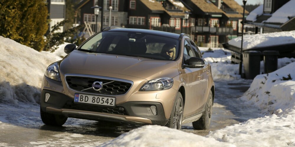 BEST: Volvo V40 Cross Country T5 AWD er klart dyrest, men kler det stramme understellet best av de tre Cross Country-versjonene. Mest av alt trenger V40 Cross Country flere rimelige motoralternativ med firehjulsdrift. FOTO: Terje Bjørnsen