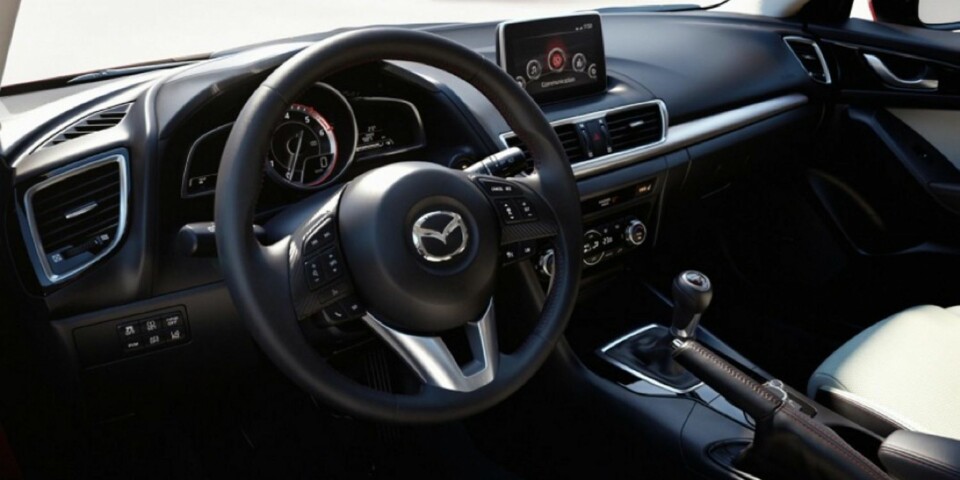 ANDRE GREP: Mazda3 ser ut til å ha en noe annerledes dashbordløsning enn Mazda6. FOTO: Mazda