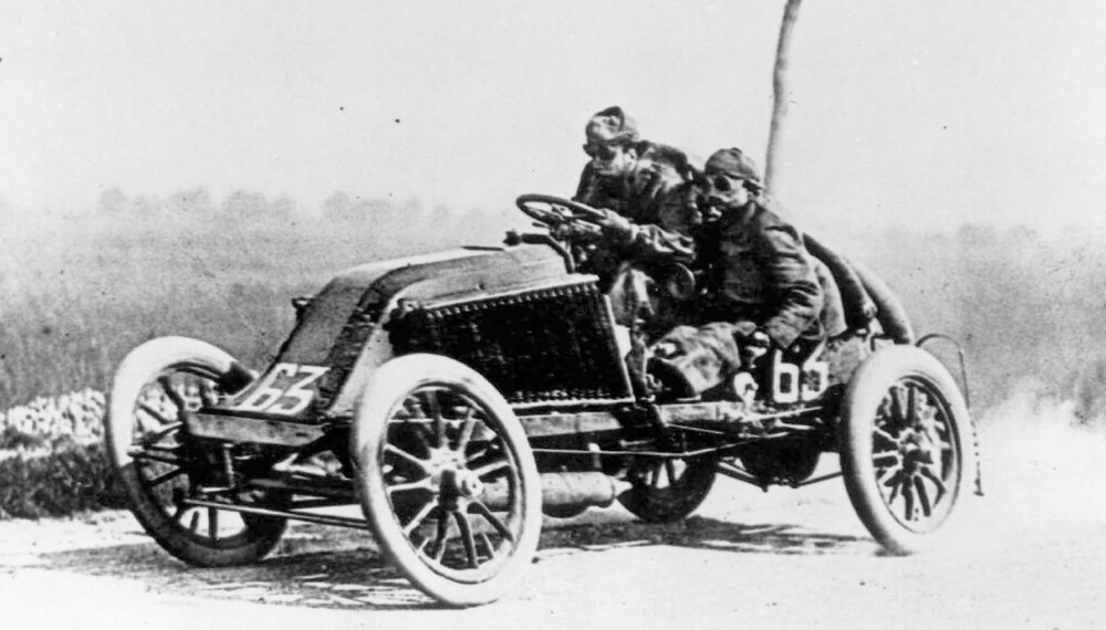 Det er et eller annet med den krumme nakken, vinkelen på forhjulene og den fullstendige mangelen på beskyttelse som ikke lover godt... Marcel Renault, en av de tre brødrene bak Renault-merket, krasjet stygt og omkom et sted på den franske landsbygda under det såkalte blodløpet i 1903.