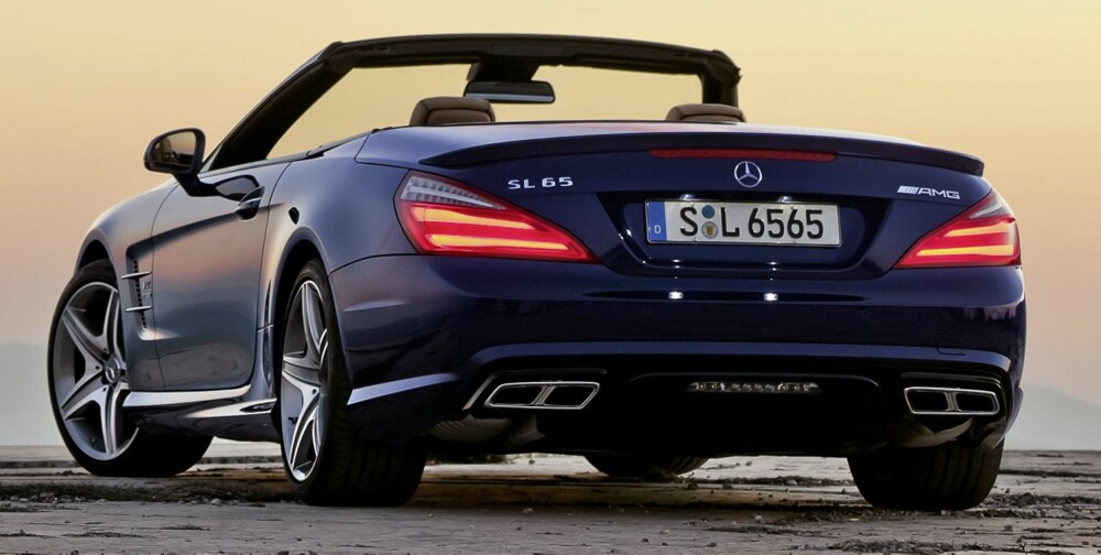 RØR: Massive eksospotter avslører at dette ikke er en helt vanlig bil. FOTO: Daimler AG RØR: Massive eksospotter avslører at dette ikke er en helt vanlig bil. FOTO: Daimler AG
