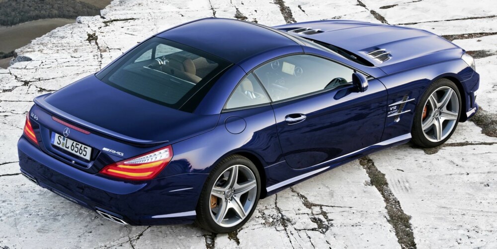BÅDE OG: SL går fra coupé til kabriolet på 20 sekunder. Som ekstrautstyr fås glasstak som kan skifte farge per tastetrykk. FOTO: Daimler AG BÅDE OG: SL går fra coupé til kabriolet på 20 sekunder. Som ekstrautstyr fås glasstak som kan skifte farge per tastetrykk. FOTO: Daimler AG
