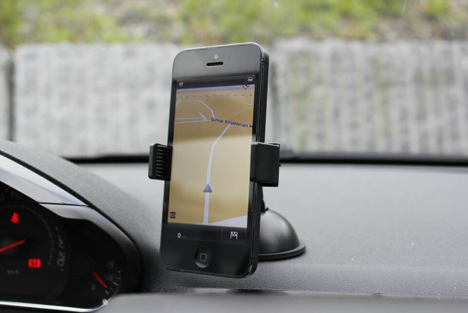 KULEHODE: En klemskrue fester mobilen i riktig posisjon. Mobilen kan snus 360 grader og tiltes et godt stykke i alle himmelretninger.