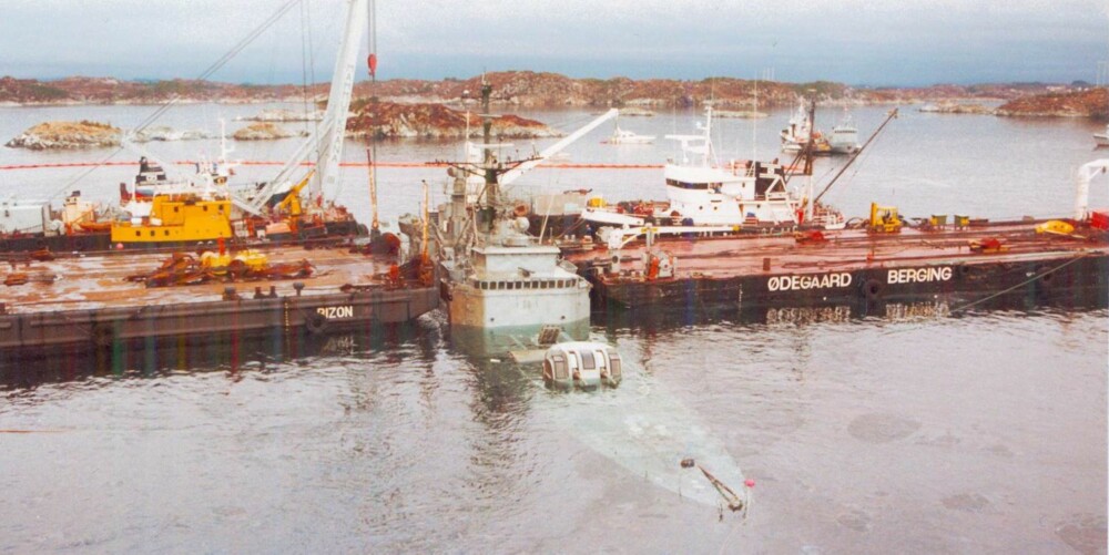 To lekterskip arbeider med hevingen av KNM Oslo.