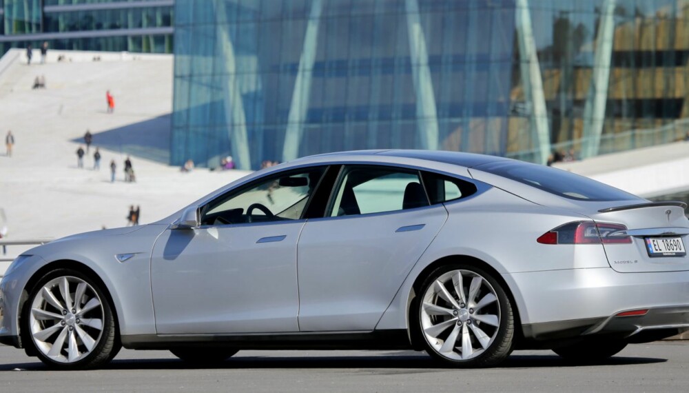 RASK FAMILIEBIL: Tesla Model S kan leveres med opptil syv seter, men har ytelsene til en sportsbil. FOTO: Terje Bjørnsen