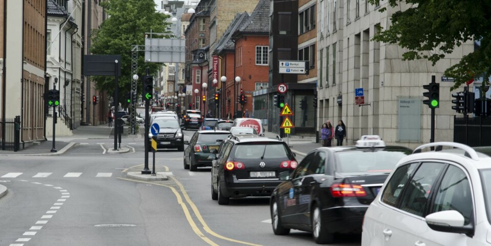 VÆR KLAR: Ikke bruk tiden du tilbringer på å vente på grønt lys til for eksempel å fikle med mobiltelefonen. Du skal heller ikke kjøre inn i krysset hvis du ikke klarer å komme helt over på grunn av kø på motsatt side. FOTO: Trafikkvideo