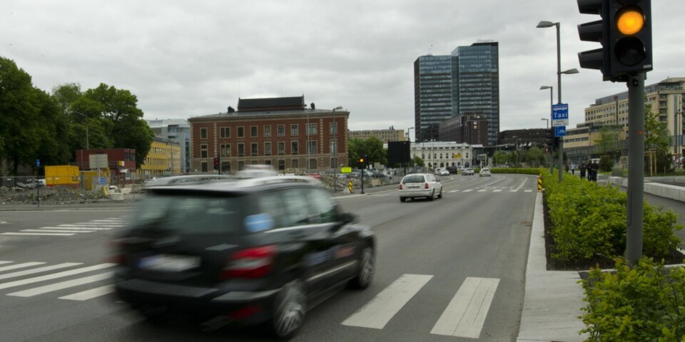 IKKE FORBUDT: det er ikke forbudt å kjøre inn i krysset på gult og fullføre på rødt, men du må vise aktsomhet. FOTO: Trafikkvideo.no