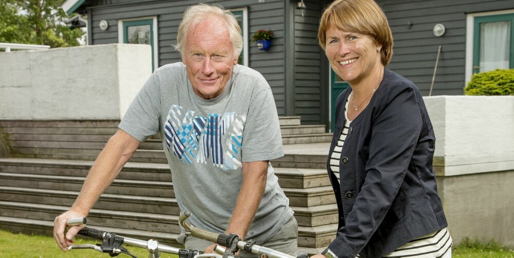 LYKKELIGE: Grete Faremo og Magne Lindholm er klar for en sykkeltur. Samboerparet har sin hytte i Vestfold og der har de feriert i sommer. (Foto: Morten Bendiksen)