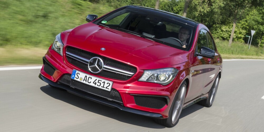 HISSIG: CLA er en elegant firedørscoupé bygd over Mercedes¿ kompaktbilbasis. Etter at AMG har fått lagt sine hender på den, er den blitt det hissigste du kan få kjøpt med serieprodusert tolitersmotor. FOTO: Daimler AG