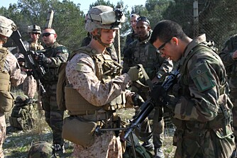 En amerikansk soldat får prøve den franske FELIN-utrustningen, et helt kommunikasjonssystem som er koblet til hjelmen og rifla.