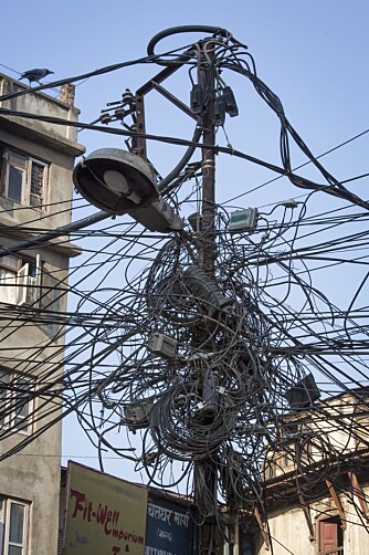 Tjuvkobling av strøm er normalt i Nepals gater.