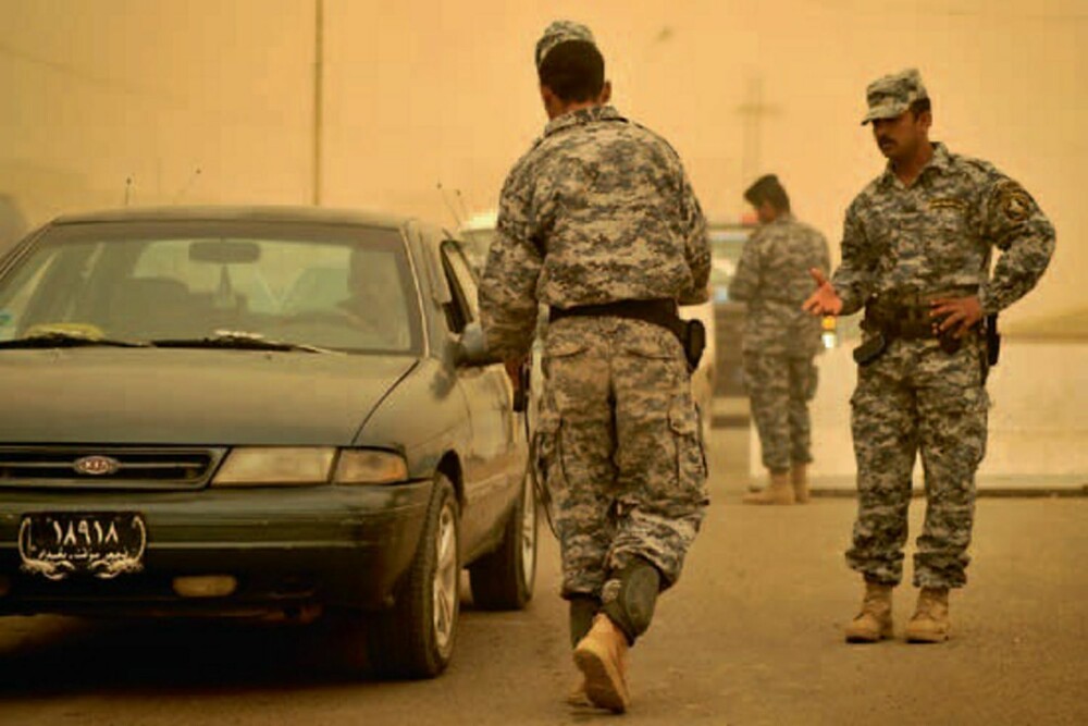 Sikkerhetssjekker irakiske soldater kjøretøyer i Bagdad med ADE 651. De kunne like gjerne brukt en banan, eller en strikkepinne.