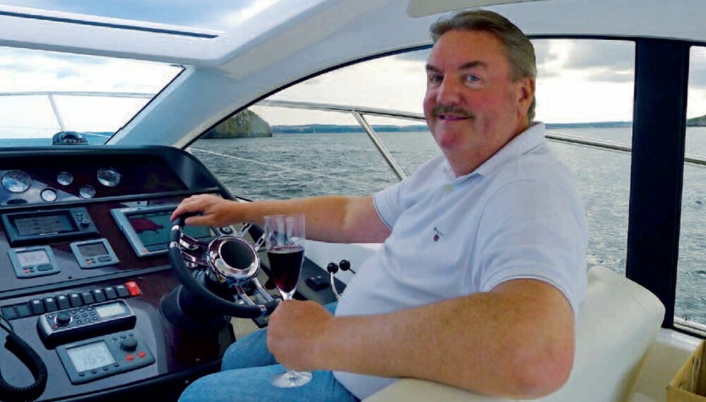 James McCormick nyter fruktene av sin elleville svindel. Her hygger han seg i en Sunseeker-yacht.