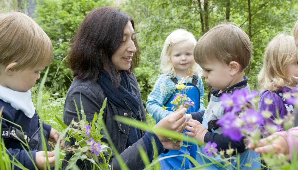 GIFTIGE PLANTER: De åtte barna i Heimvang familiebarnehage leker og plukker blomster i skogen hver dag. Når de kommer til et nytt sted, sjekker Sandra Pachard Orellana hva som finnes av planter der.