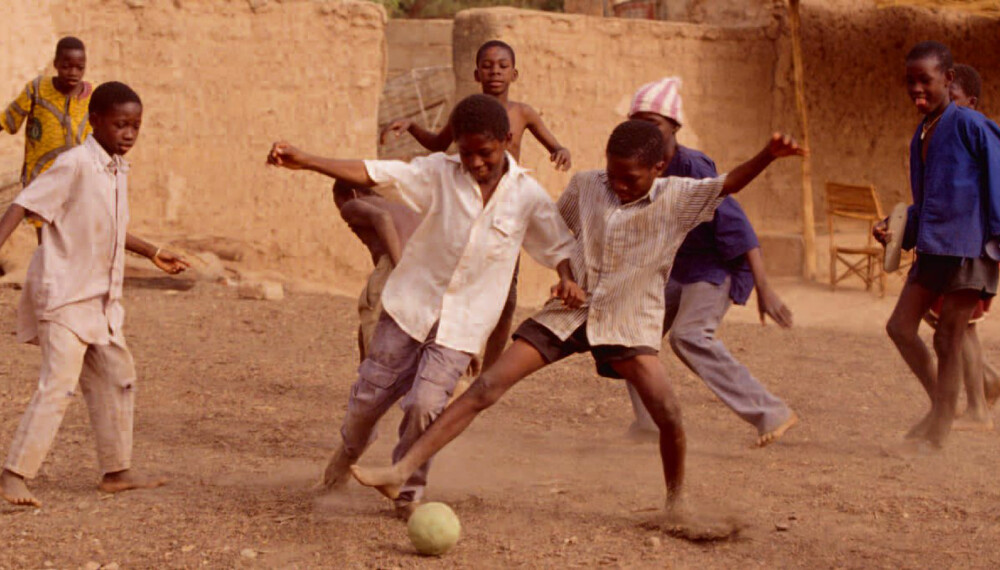 Det er ikke så nøye med hvordan ball eller bane er. I Burkina Faso spiller de med baller laget av tøyfiller, gummi, plast o.l.