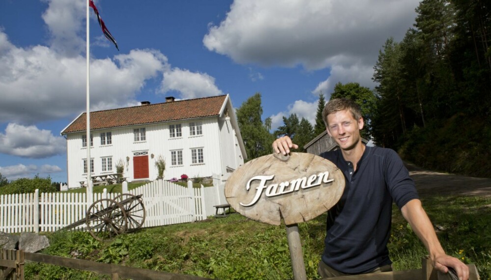 Klar for ny sesong: Gaute Grøtta Grav foran gården utenfor Grimstad som skal huse årets 14 «Farmen»-deltakere.