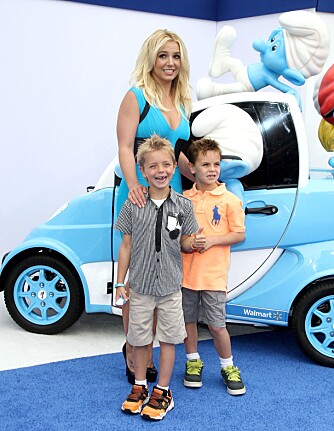 GLAD GJENG: Britney hadde med seg sønnene Jayden James og Sean Preston på premieren.