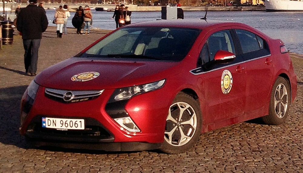 SELGER LITE: Opel Ampera er en slags elbil uten rekkeviddeangst, fordi den har en bensinmotor som tar over når batteriene er tomme. Nå senker Opel prisen på Ampera i håp om å sette fart i salget. FOTO: Pål Andre Skogen