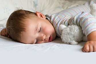 TRØTT: Barna får ofte være lenger oppe i ferien, og det kan ta tid å komme inn i gode søvnrutiner igjen.