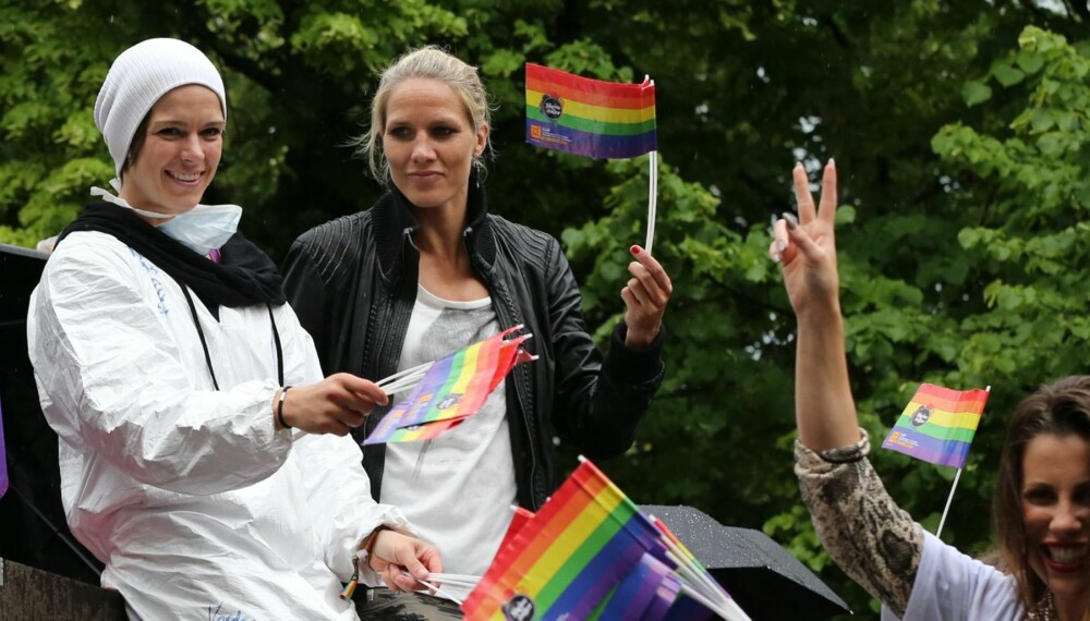 Anja Edin og Gro Hammersemg blir snart kone og kone. Her fra homoparaden i Oslo i helgen.