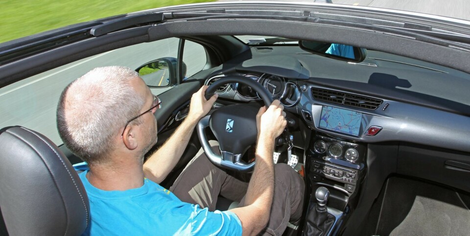 GIGANT-SOLTAK: Den flate delen av taket er dekket av stoff som skyves bakover per tastetrykk. Stolpene står igjen, og slik sett er Citroën DS3 Cabrio vel så mye en bil med gigantisk soltak som en ekte kabriolet. Foto: Petter Handeland