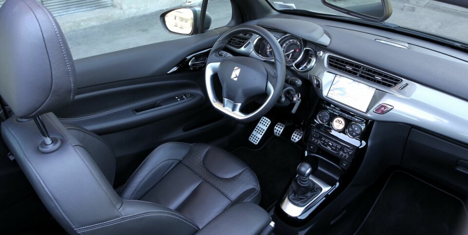 GOD JOBB: Vår testbil er av høy utstyrsgrad, og da har den en litt påkostet følelse til å være en småbil. Skinnsetene ser lekre ut, men er litt for brede til å støtte godt sideveis for normalt slanke. FOTO: Petter Handeland