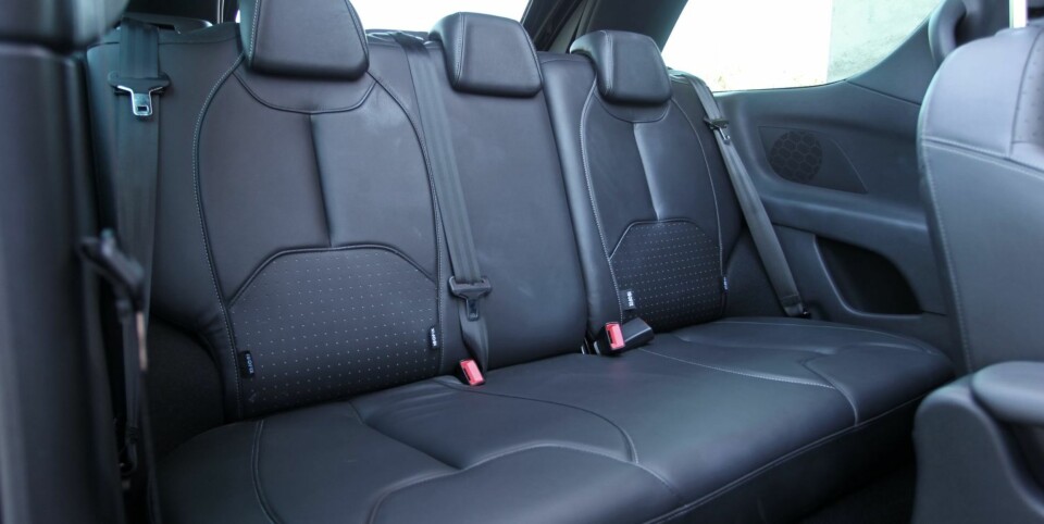 TRANGT: Beinplass er det ikke mye av i baksetet. FOTO: Petter Handeland