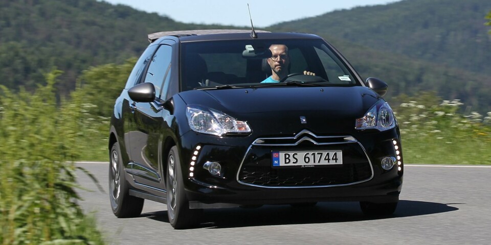 EKTE CAB? Det er et definisjonsspørsmål. Fra denne vinkelen ser Citroën Cabrio ikke særlig kabrioletaktig ut, selv om taket er så åpent som det kan få blitt. FOTO: Petter Handeland