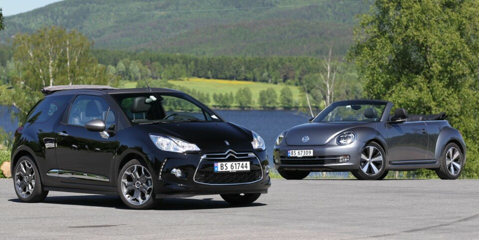CAB-FORSKJELLER: Begge disse modellene kalles kabrioleter av produsentene. Som du ser av Citroën DS3 Cabrio (nærmest) og VW Beetle Cabriolet kan kabrioletbegrepet tolkes ganske forskjellig. FOTO: Petter Handeland